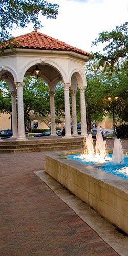 A pavilion and fountain park, ideal for dog training in San Marco, FL.